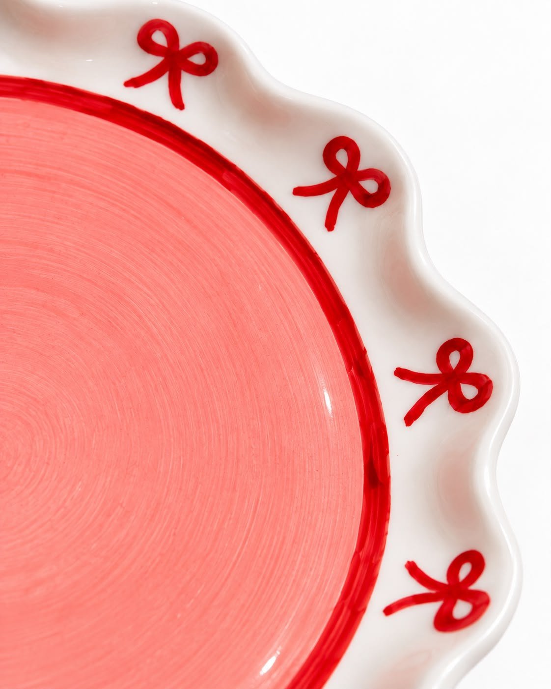 A hand-drawn bow on the ruffled rim